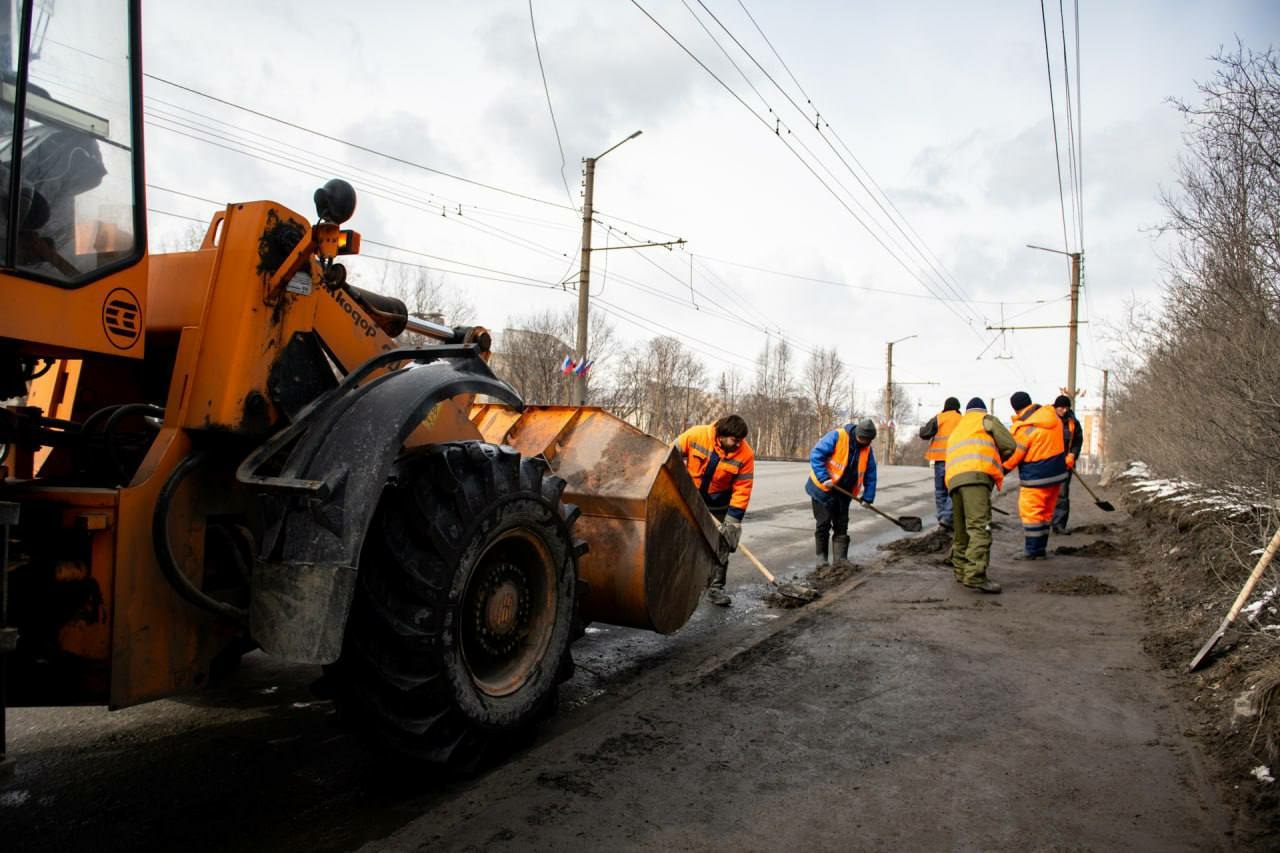 В Мурманске сотрудники УДХ вывезли 92 кубометра снега