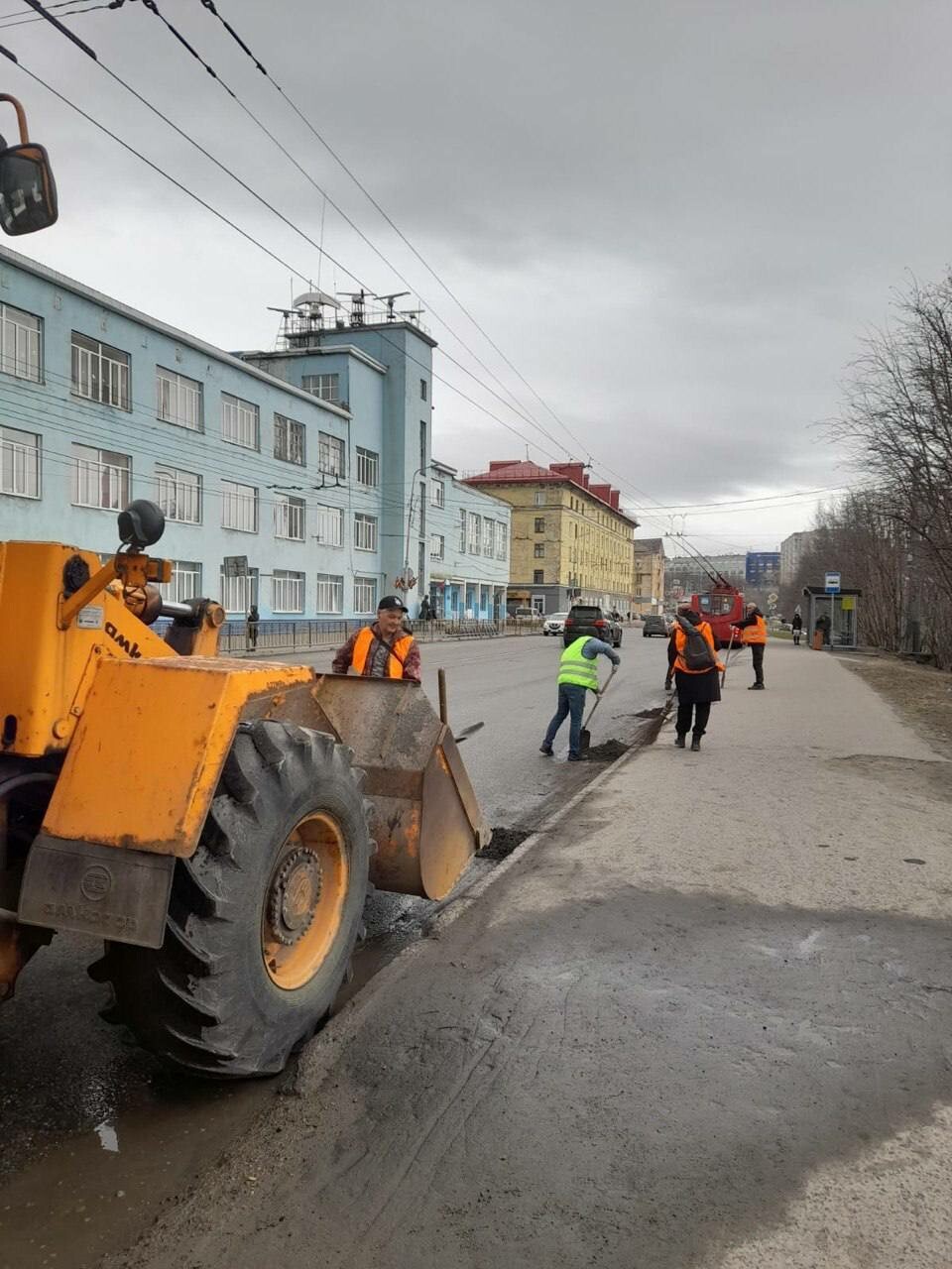 Дорожники Мурманска борются с зимним мусором и пылью