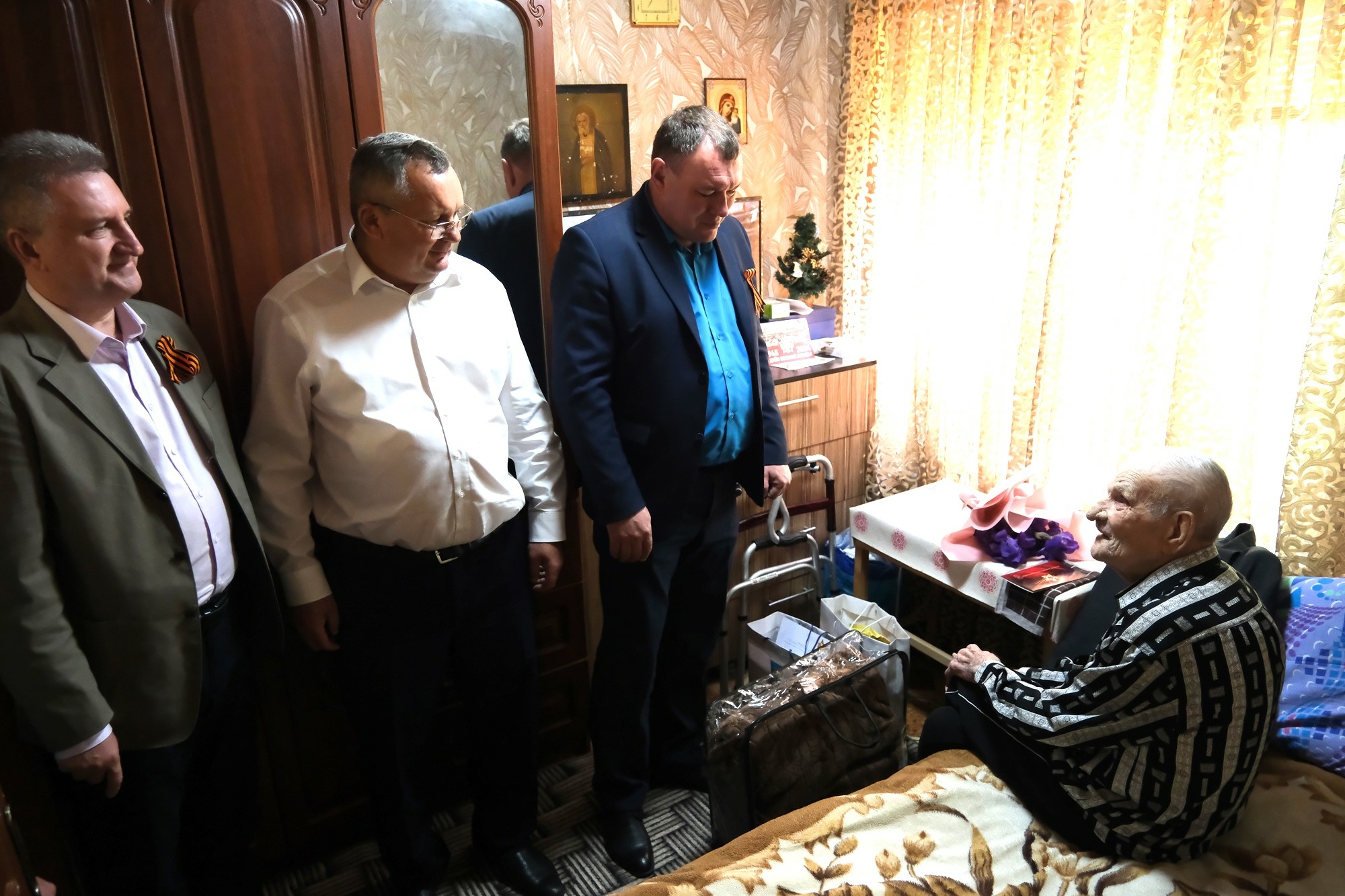 Игорь Мартынов поздравил ветеранов Камызякского района предстоящим Днем Победы 