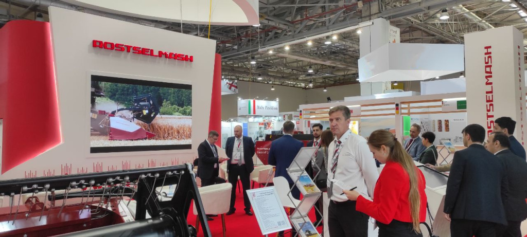Ростсельмаш представил технику на выставке Caspian Agro в Баку 