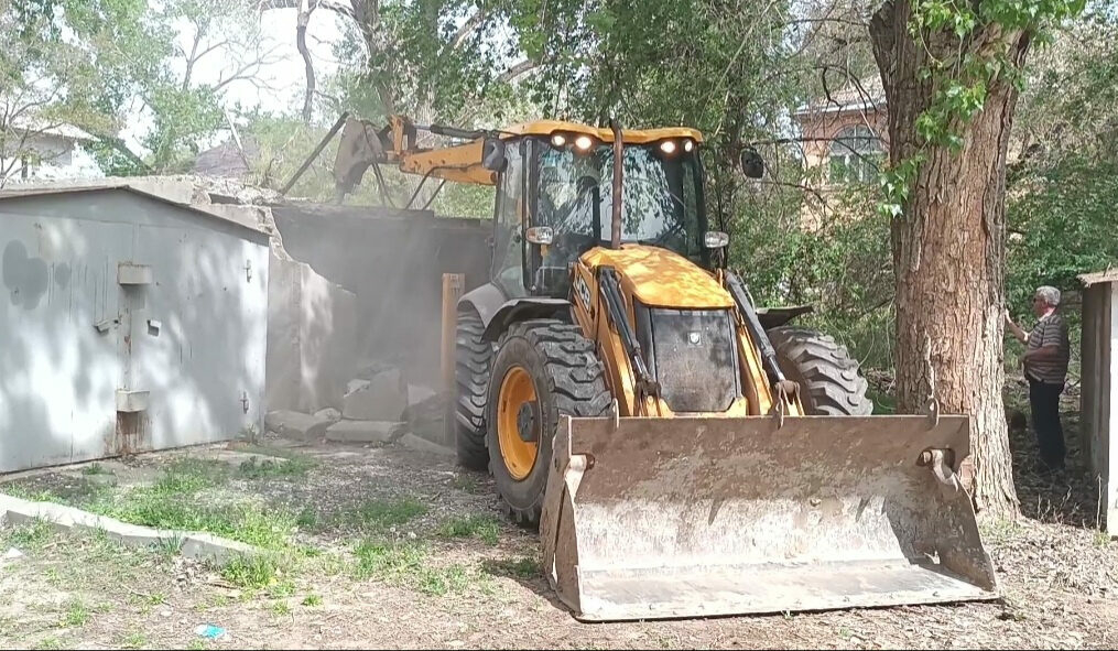 В один день астраханец лишился четырех гаражей 