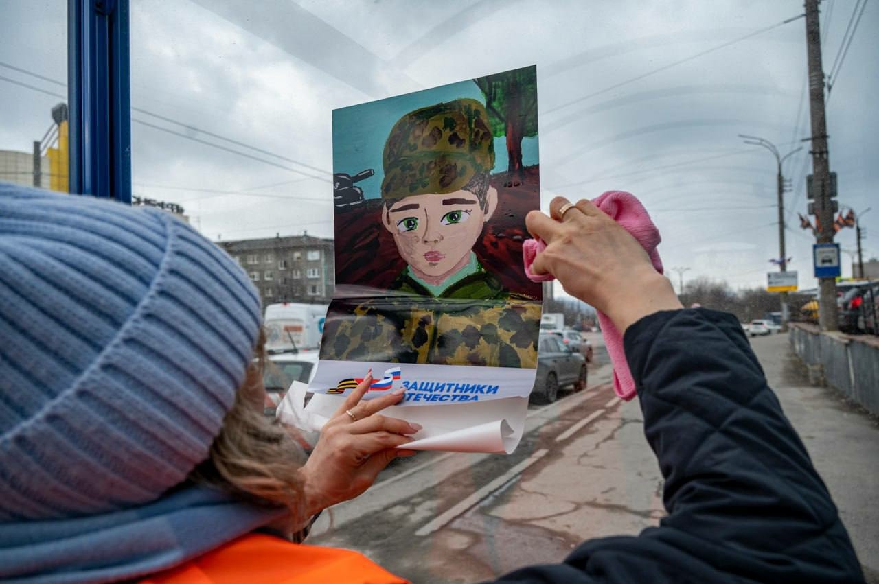 В Мурманске украсили остановочные комплексы ко Дню Победы