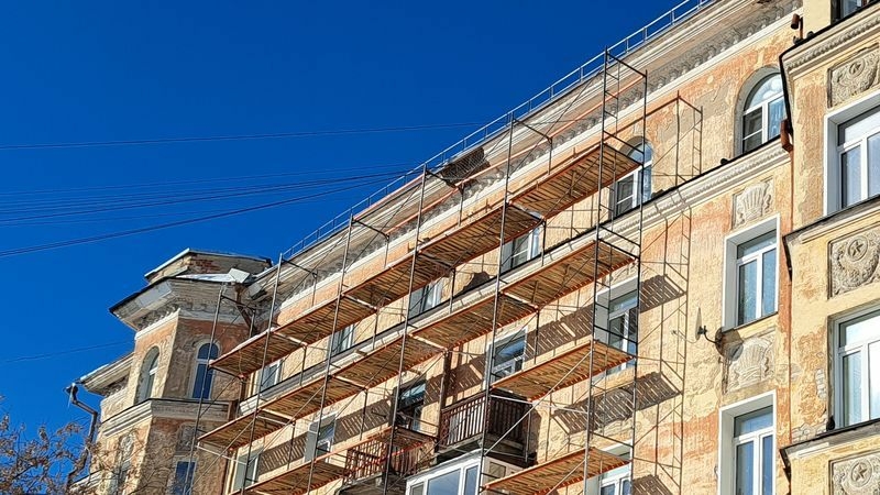 Две школы в Великом Новгороде ремонтируют с опережением графика