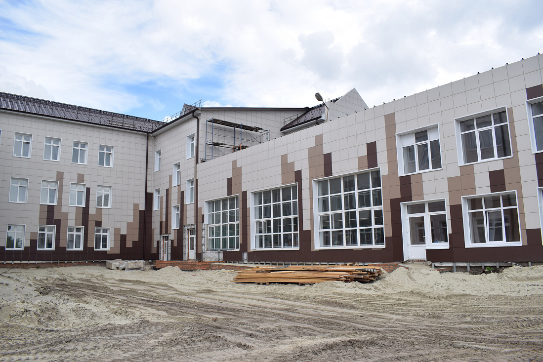 Денисов проверил строительство корпуса школы в Курской области
