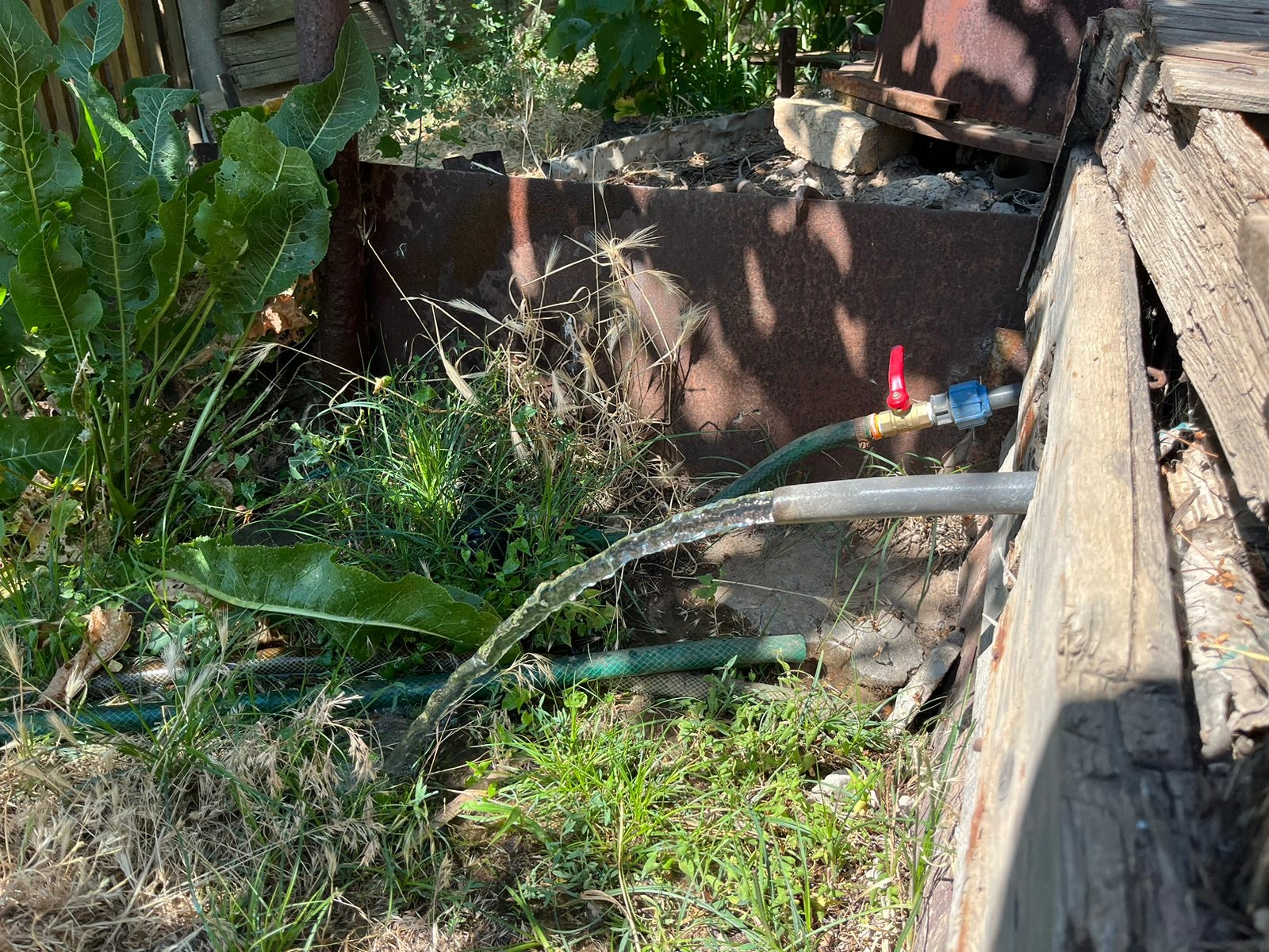 Напор холодной воды пытаются нормализовать в двух районах Астрахани 