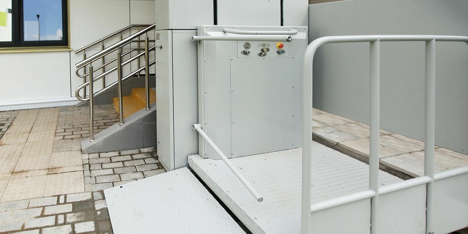 В домах в ЮЗАО установят 43 подъемника для маломобильных граждан