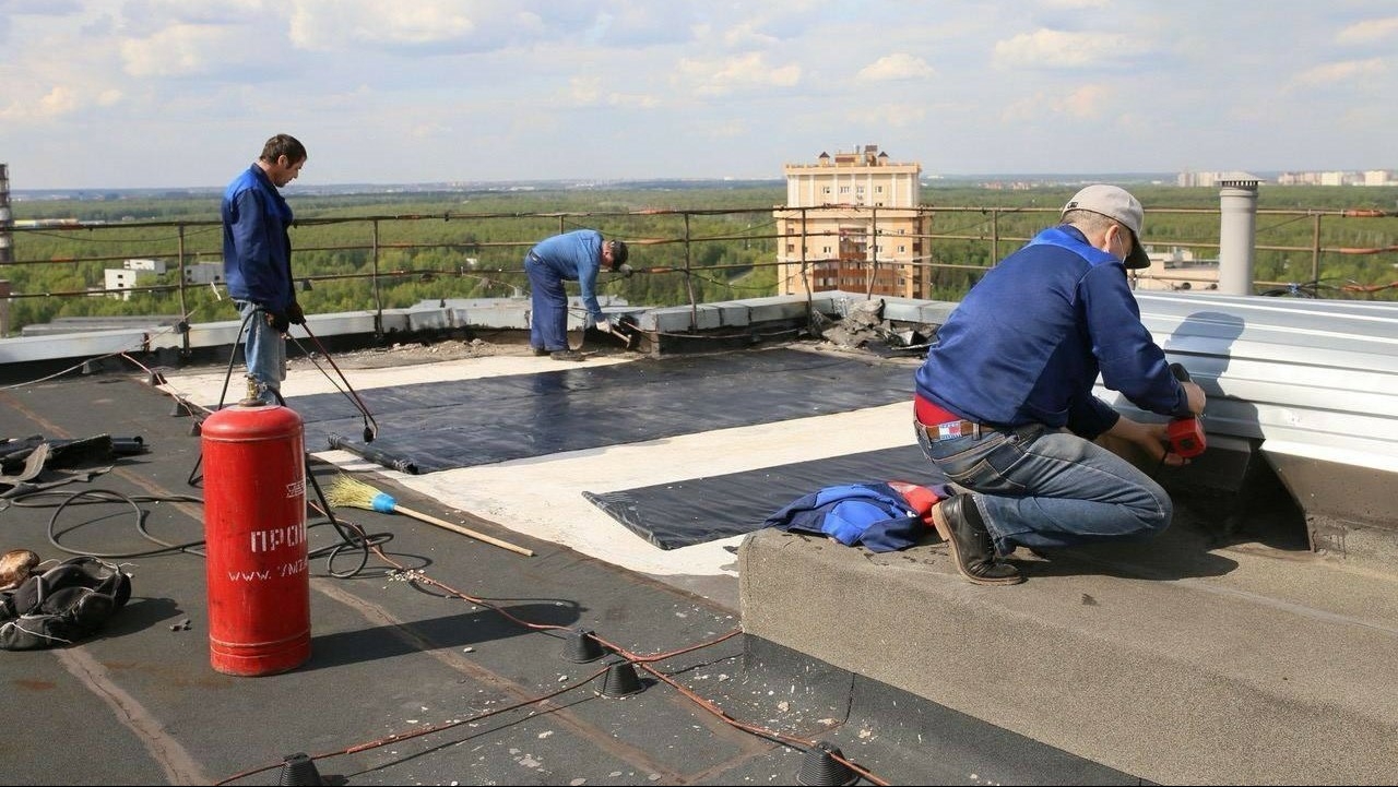 В Подмосковье заменили протекающие кровли в 137 многоквартирных домах