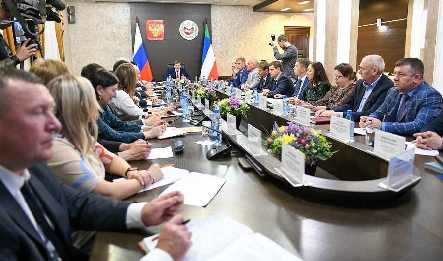 Глава Хакасии обсудил отдых взрослых и детей в регионе