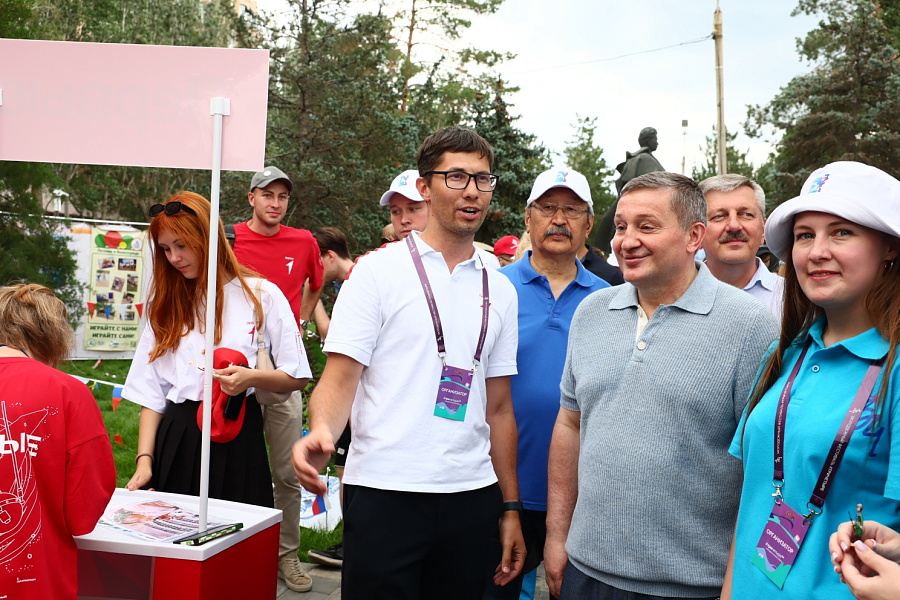 Площадки волгоградского феста #ТриЧетыре вместе с молодежью посетил Андрей Бочаров 