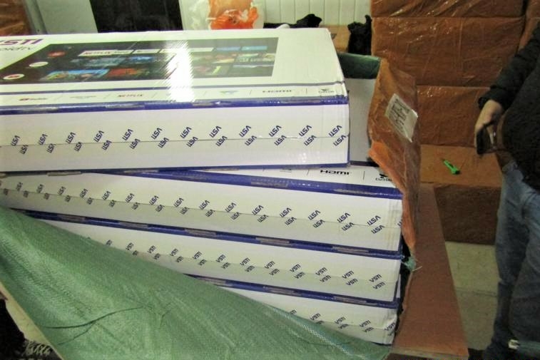 Астраханские таможенники задержали под Волгоградом 2500 устройств без декларации 