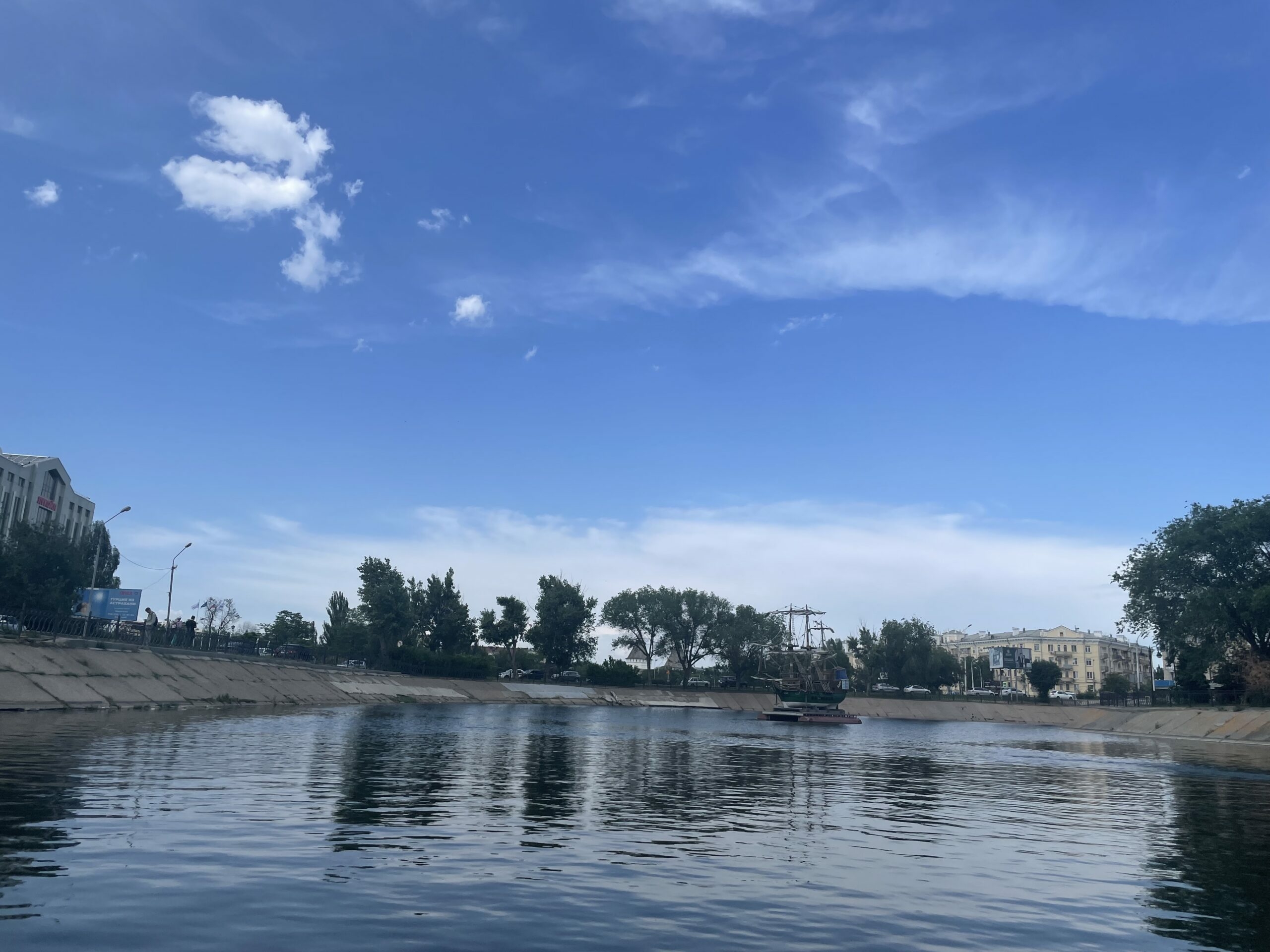 На астраханском водном канале появился электрический катамаран: сколько стоит прогулка