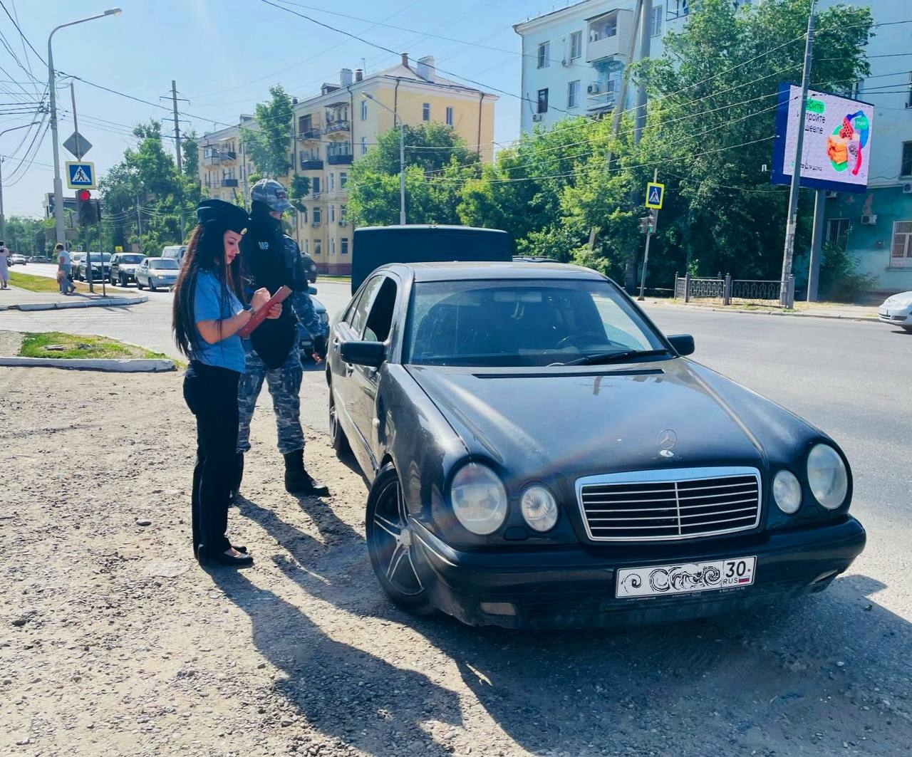 За долги по алиментам астраханец лишился автомобиля Mercedes прямо на дороге