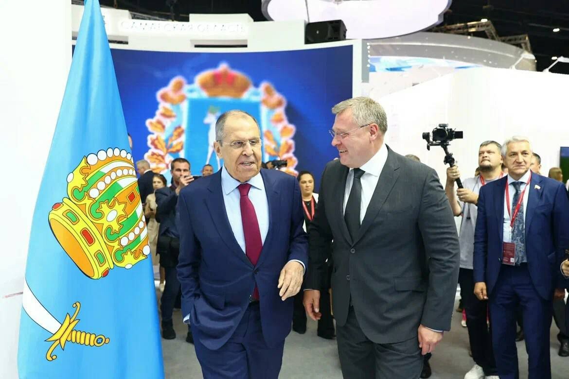 Стенд Астраханской области на ПМЭФ-2024 посетил Сергей Лавров