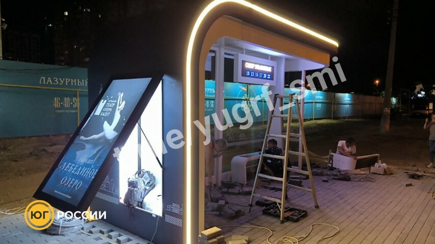 В Астрахани начали устанавливать новые остановочные комплексы