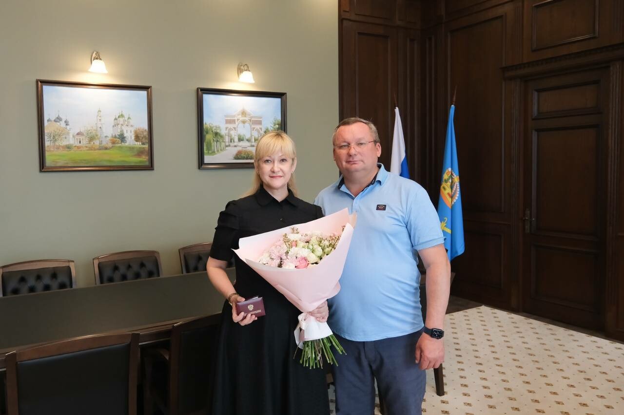 Игорь Мартынов вручил удостоверение Уполномоченному по правам ребенка в Астраханской области 