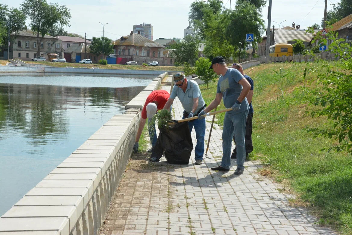 В Астрахани приводят в порядок набережные 