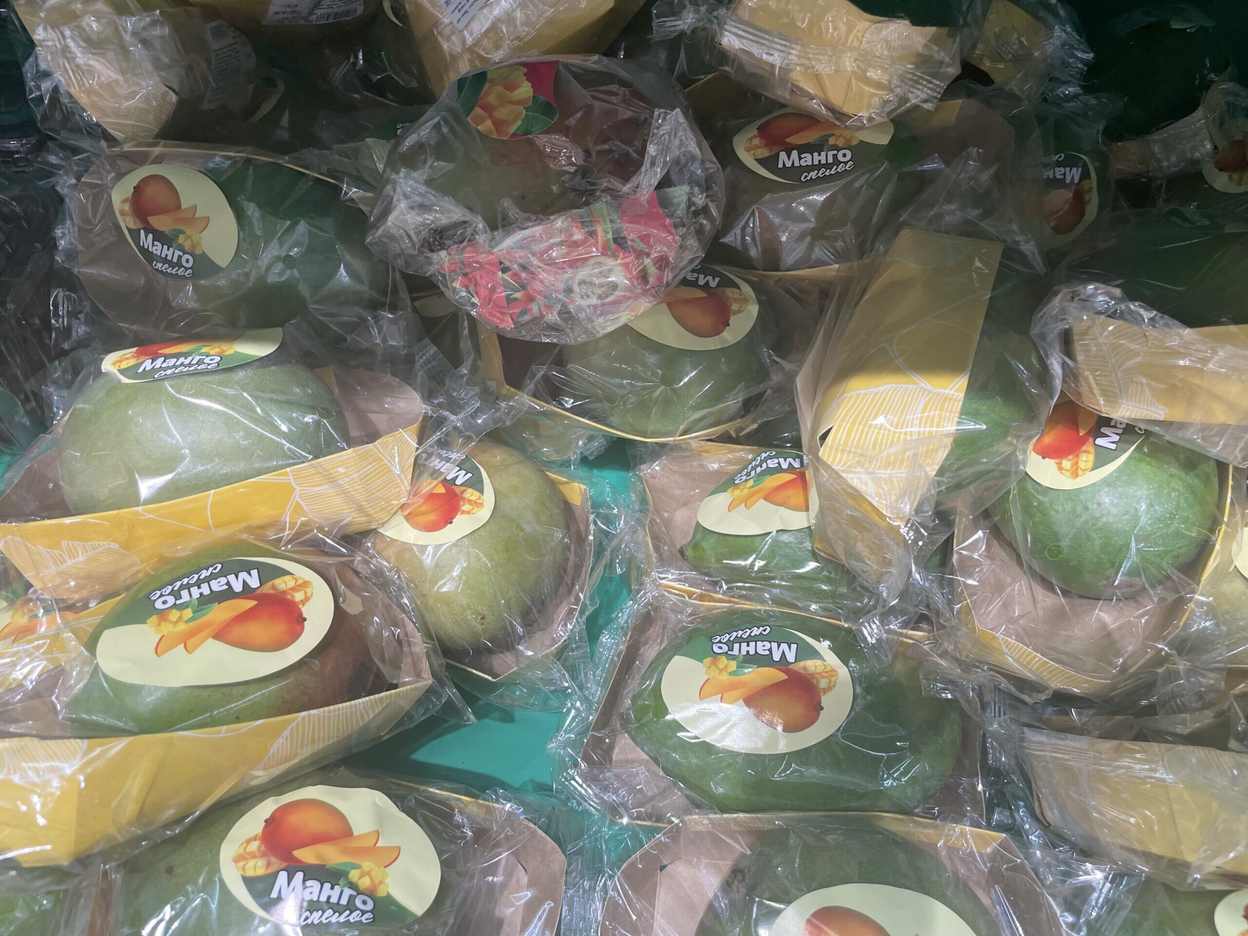 В астраханских супермаркетах начали распродажу экзотических фруктов 