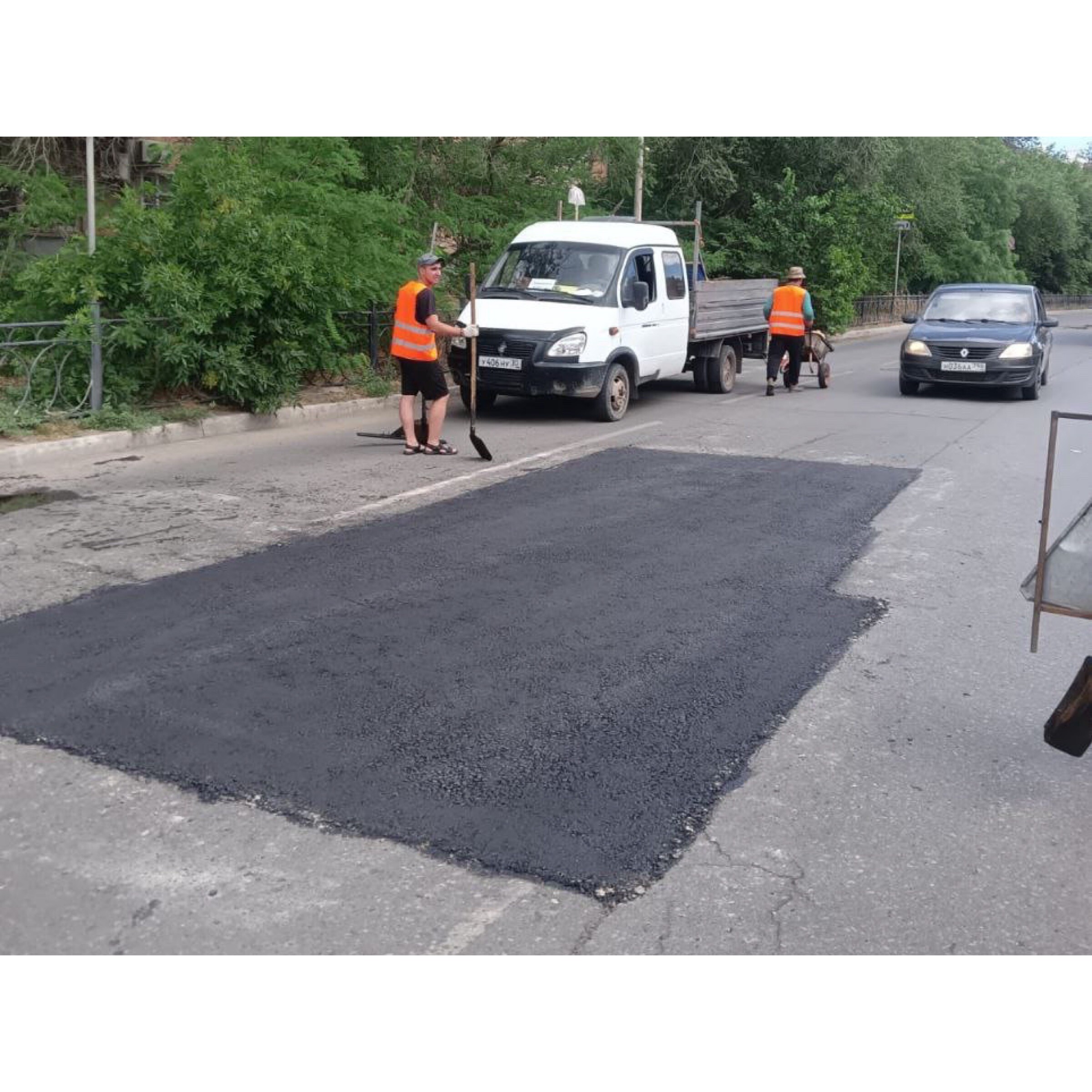 В Астрахани на улице Богдана Хмельницкого устраняют большие ямы 