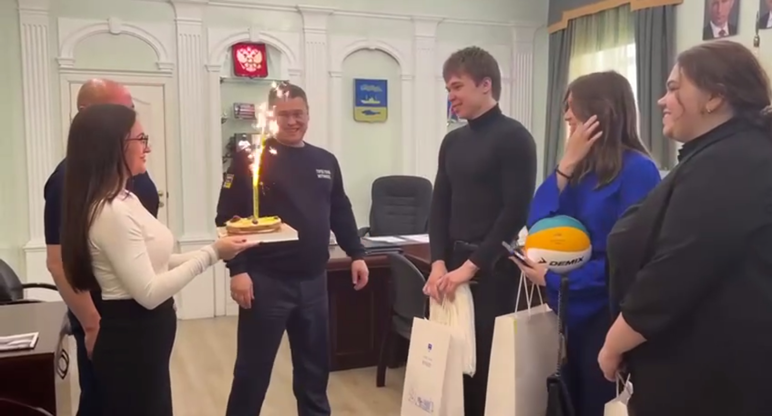 Молодые спортсмены Мурманска получили от Сердечкина волейбольную сетку и мяч