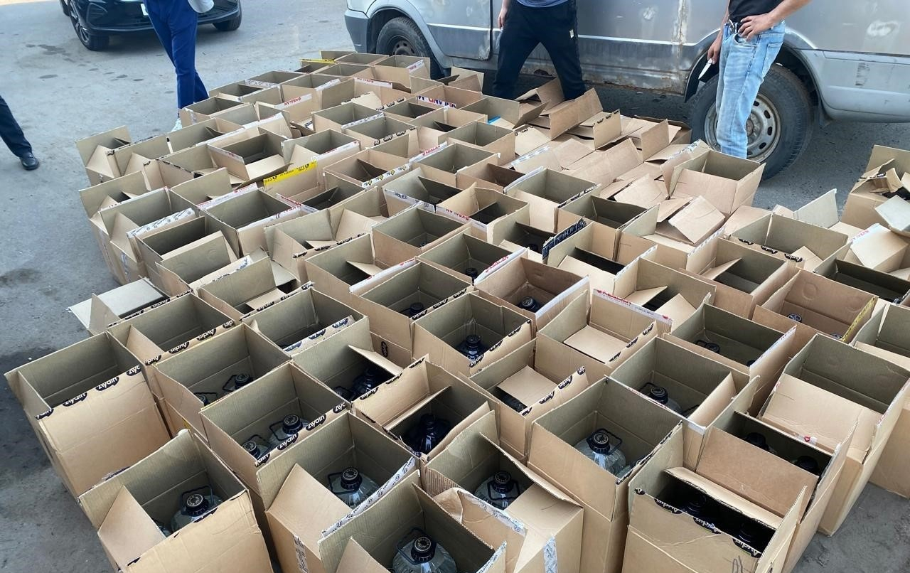 Полиция изъяла 45 тысяч литров самогона для наливаек Петербурга и Ленобласти