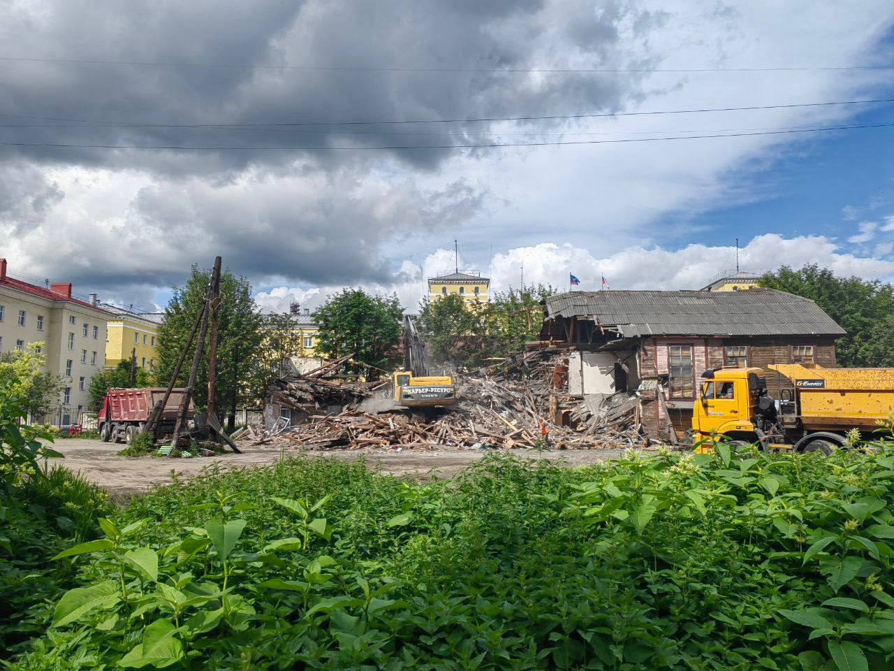 Аварийный дом снесли за зданием правительства Мурманской области