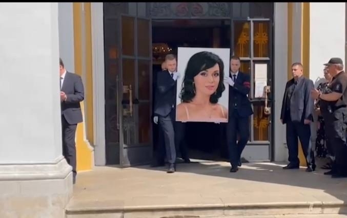 «Прекрасную няню» похоронили на аллее звезд: в РФ попрощались с Анастасией Заворотнюк