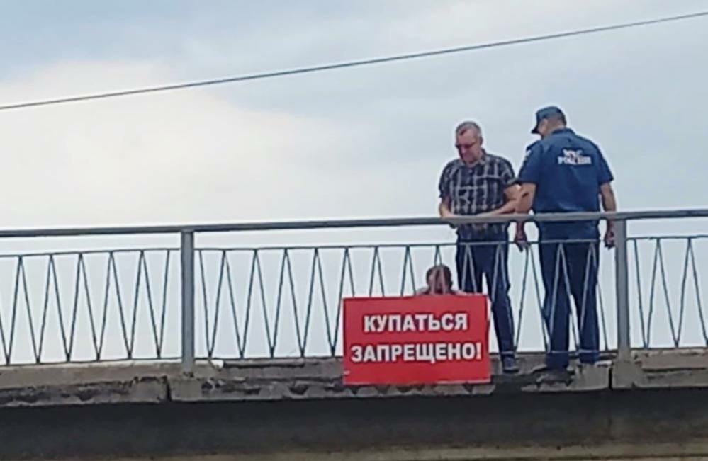 «Купаться запрещено»: в Астрахани обновили запрещающие таблички 