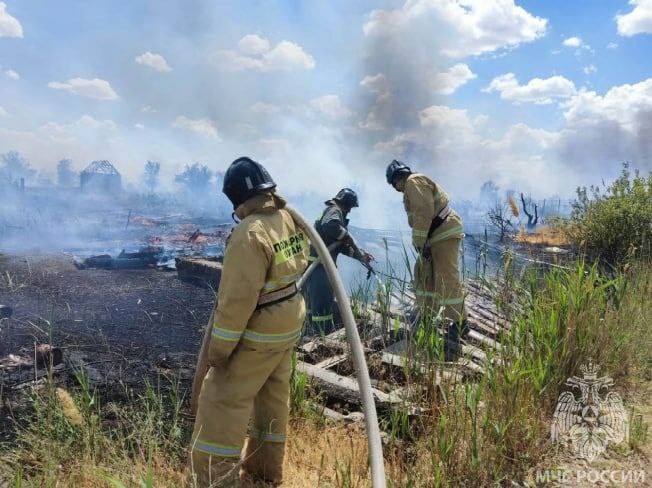 В поселке под Астраханью вспыхнул пожар на 700 «квадратов» 