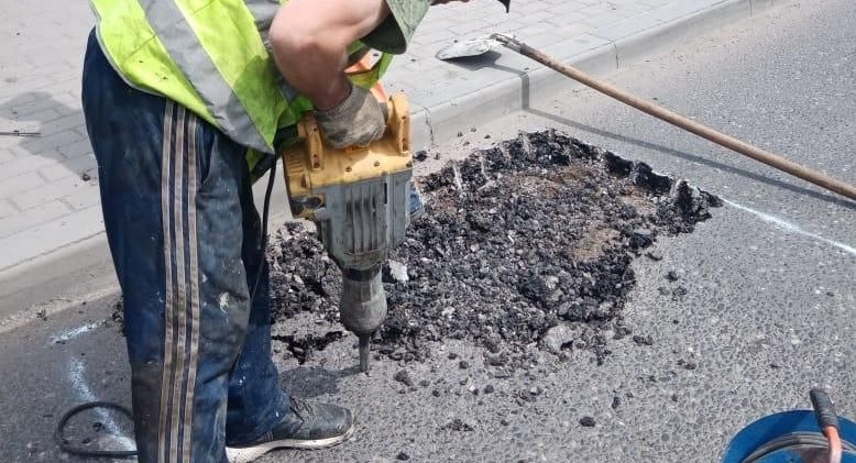На улице Куликова в Астрахани провели ямочный ремонт 