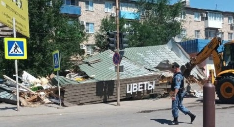 В городе под Астраханью семь лет простоял нелегальный цветочный киоск 