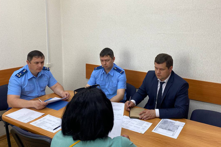 Зампрокурора и министр экологии Хакасии провели прием граждан в Ширинском районе