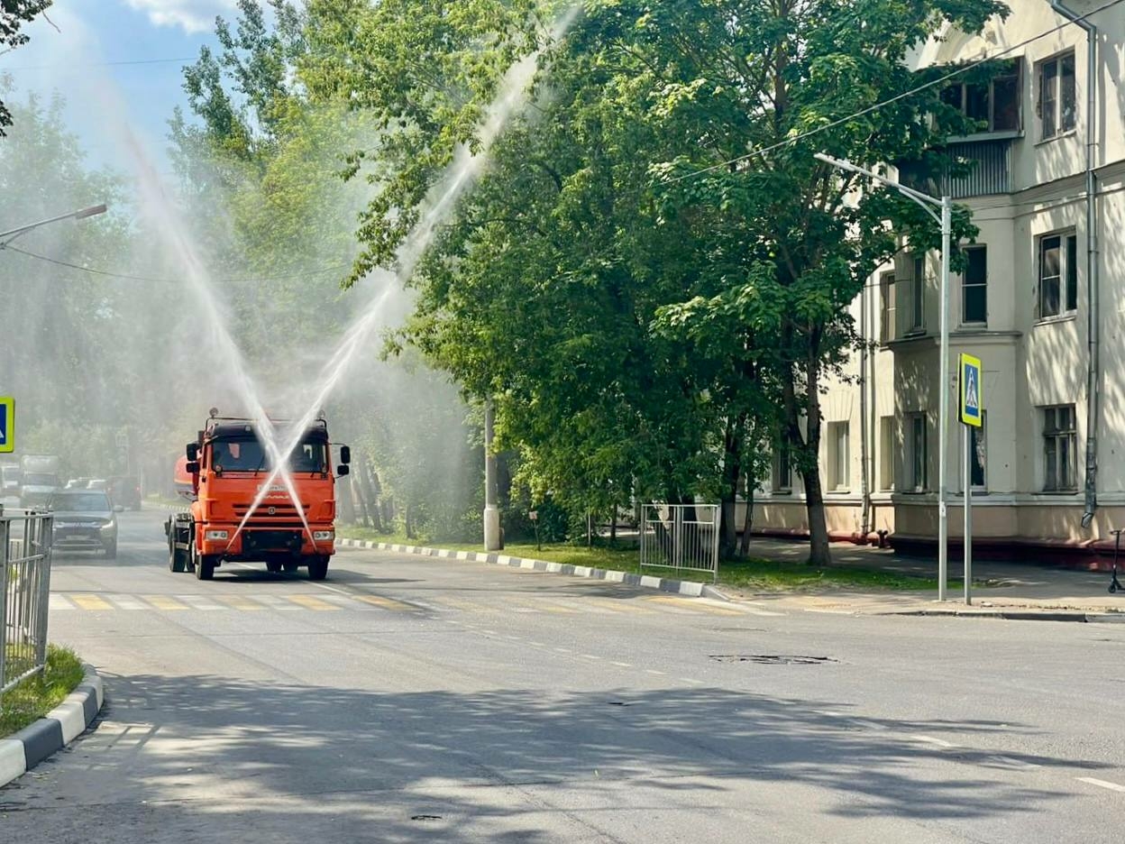 Пассажирам автобусов в Подмосковье раздают воду, а на дорогах проводят аэрацию 
