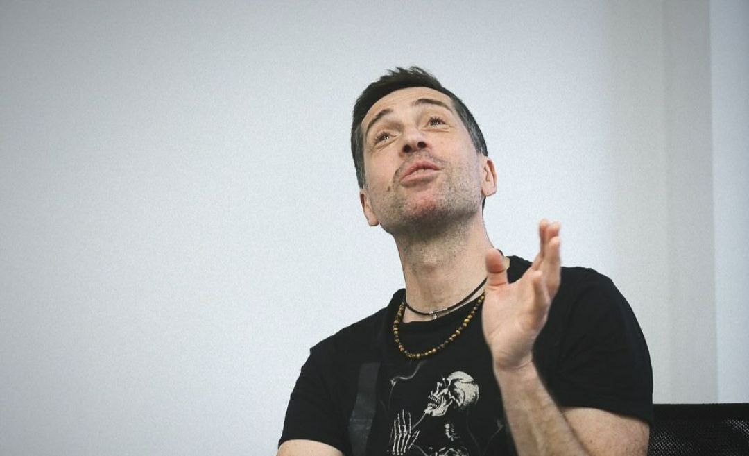 «Россия мне должна»: лидер группы «Ногу свело» хочет вернуться на родину