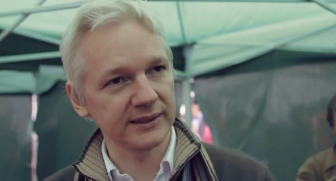 Основателя Wikileaks Ассанжа выпустили из британской тюрьмы под залог