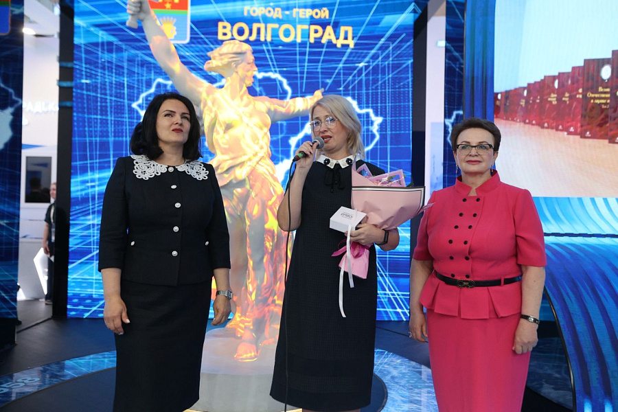 Ключи от новой квартиры вручили педагогу из Волгограда на выставке «Россия»