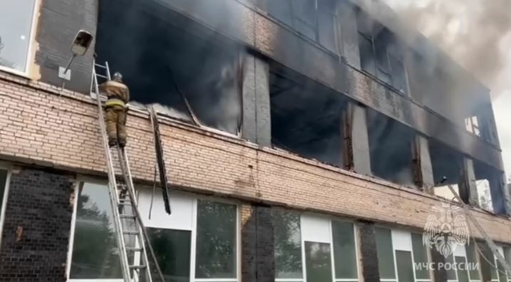 В Гатчине сгорел цех по производству мебели