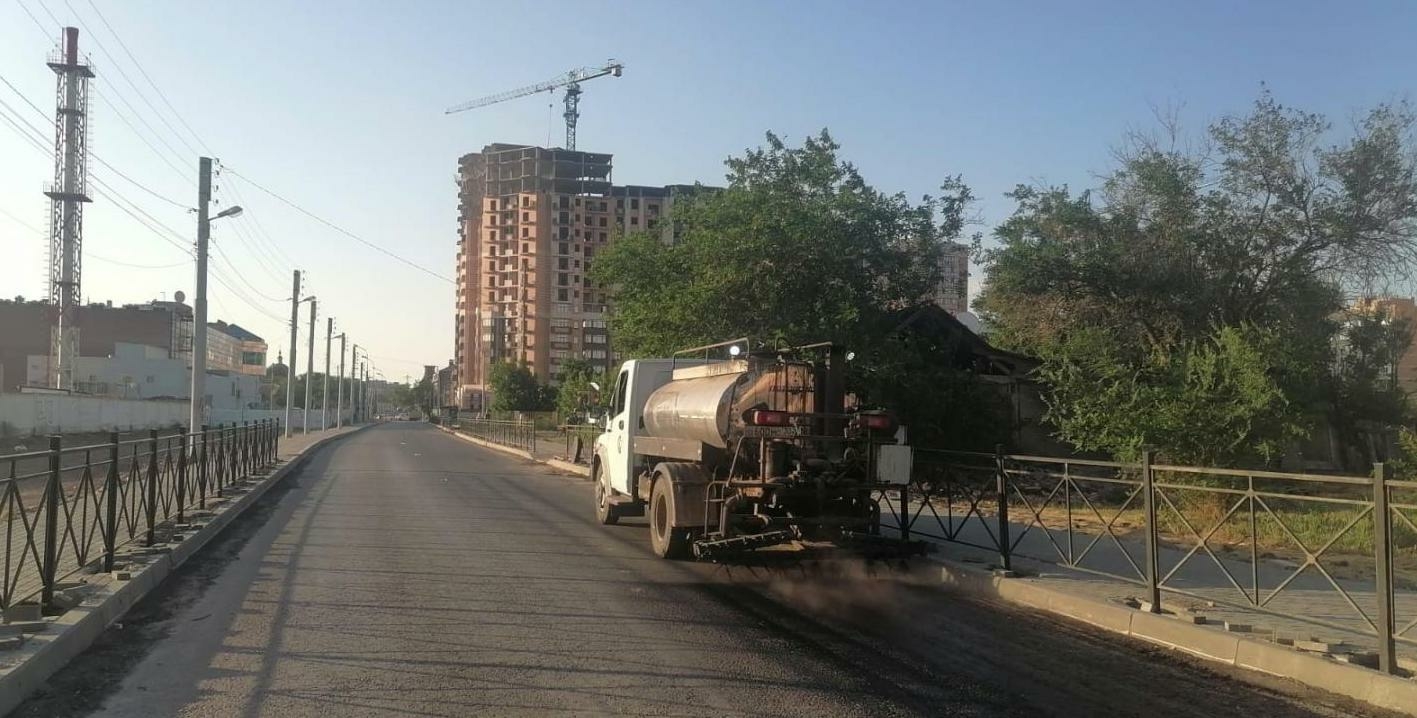 На Волжской улице в Астрахани уложили новый асфальт 
