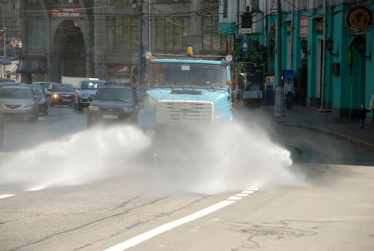 Московские коммунальщики стали чаще поливать дороги из-за жары