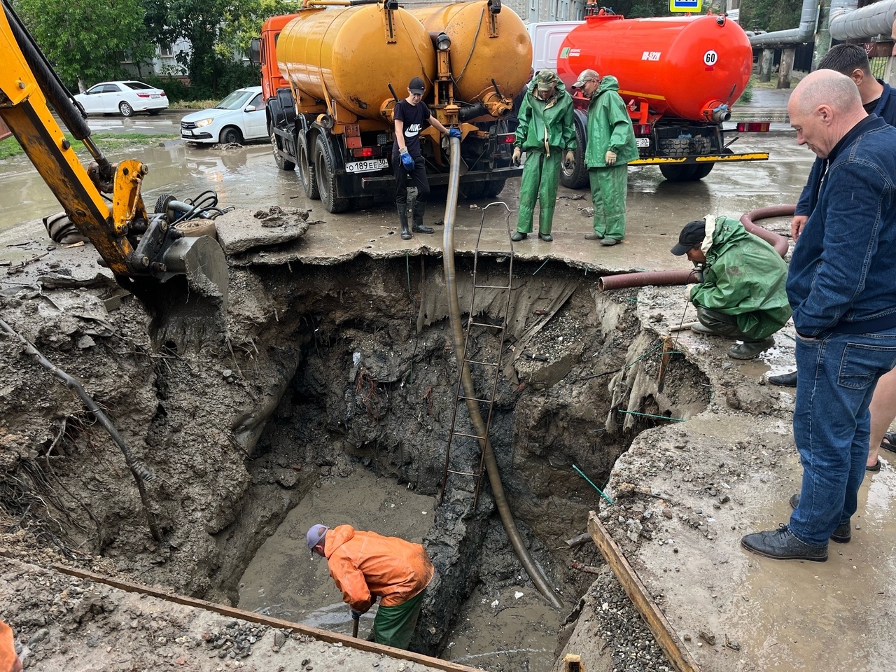 Авария на сетях вновь оставила астраханцев без воды 