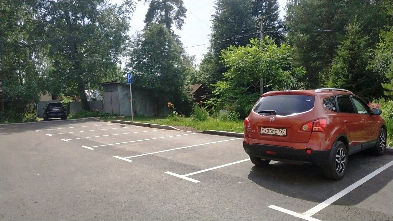 В поселке Лесной на одной из улиц завершили ремонт асфальта