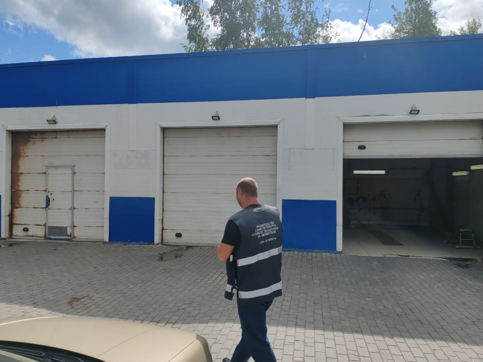 Власти Петербурга решили снести незаконный автосервис в Стрельне