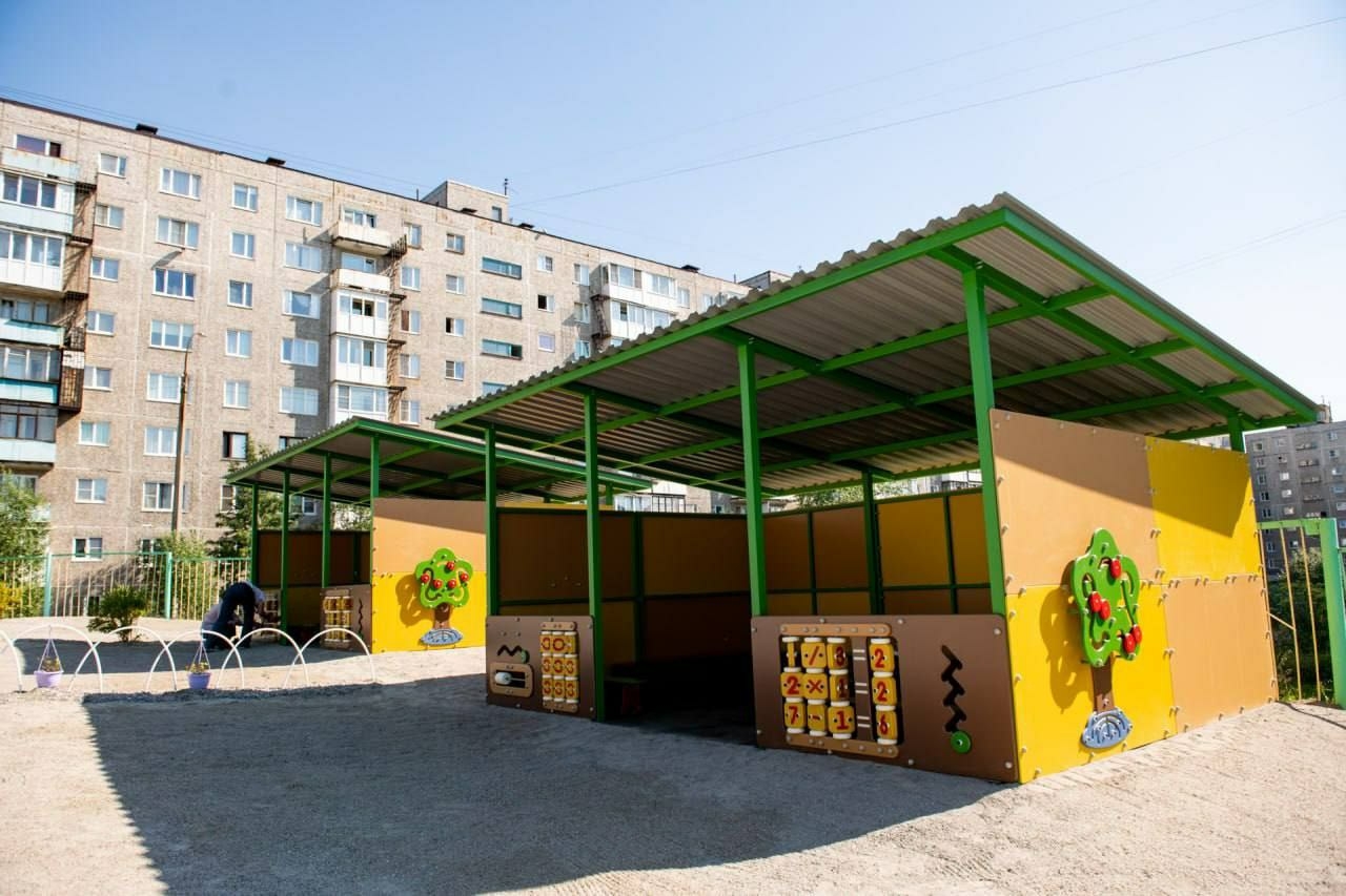 В Мурманске возле детсада обустроили игровую площадку