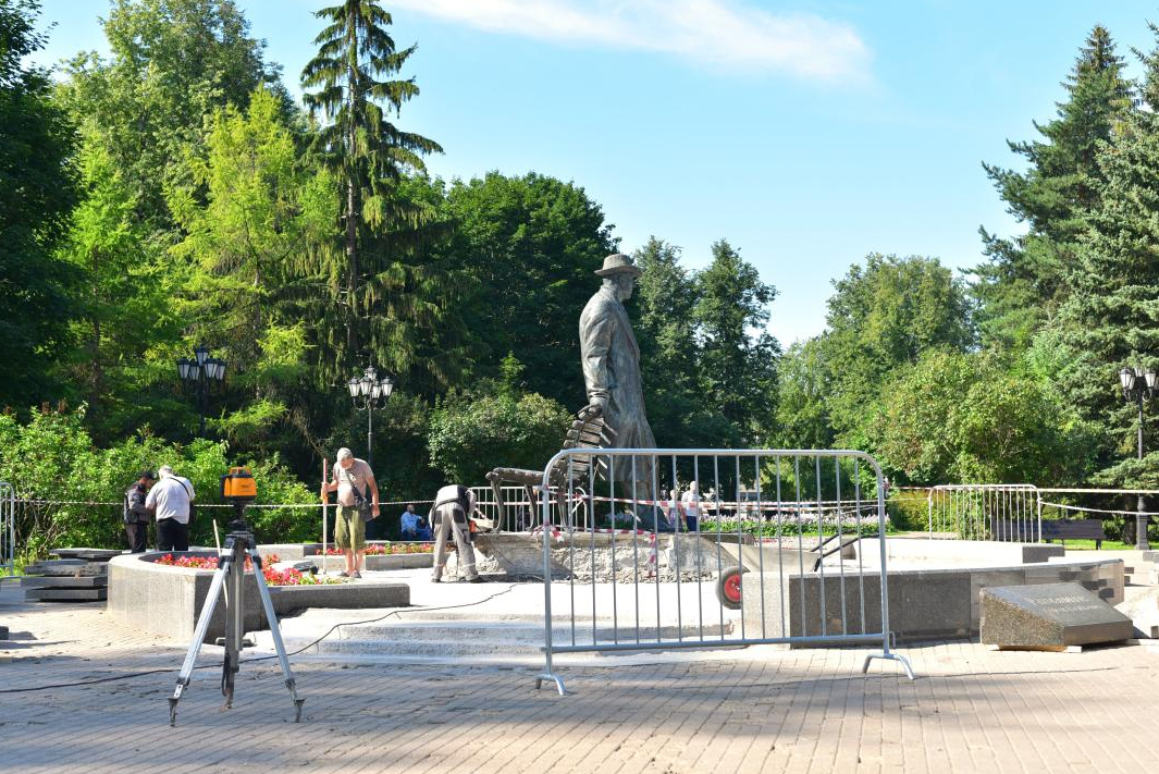 В Великом Новгороде начали реставрировать памятник Рахманинову