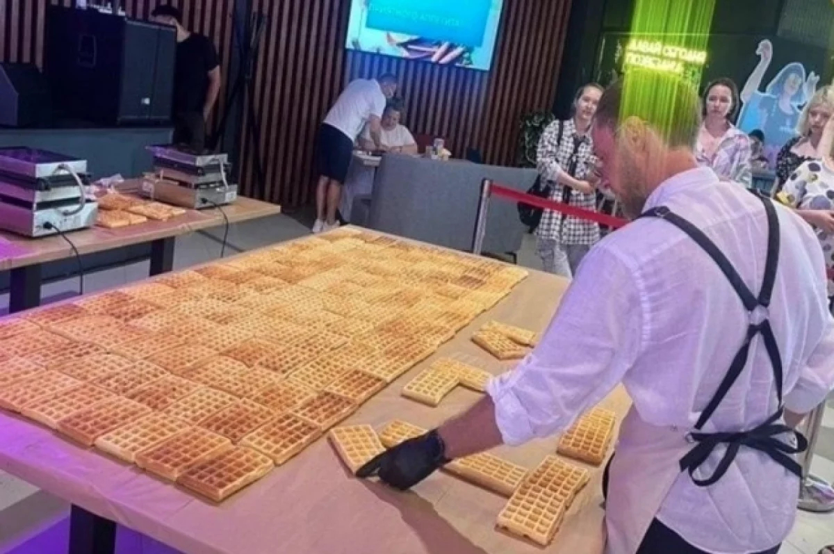 Кондитер из Новосибирска создал уникальный десерт из 131 вафли