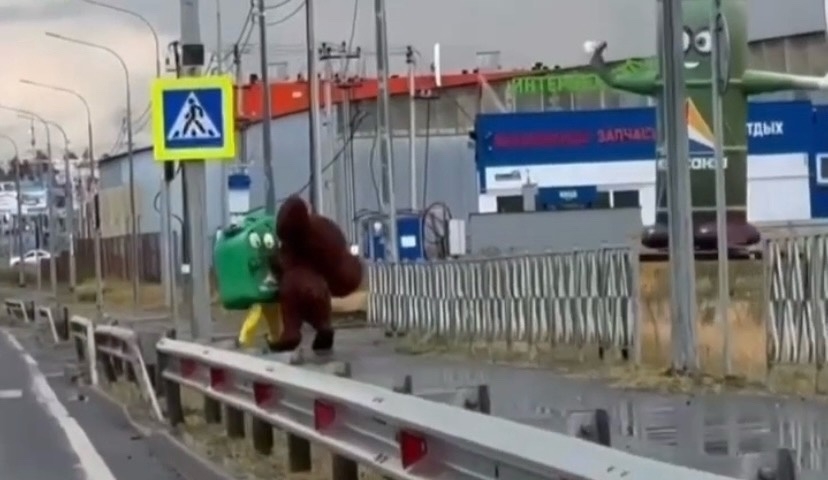 Чебурашка и канистра бензина подрались на заправке российского города
