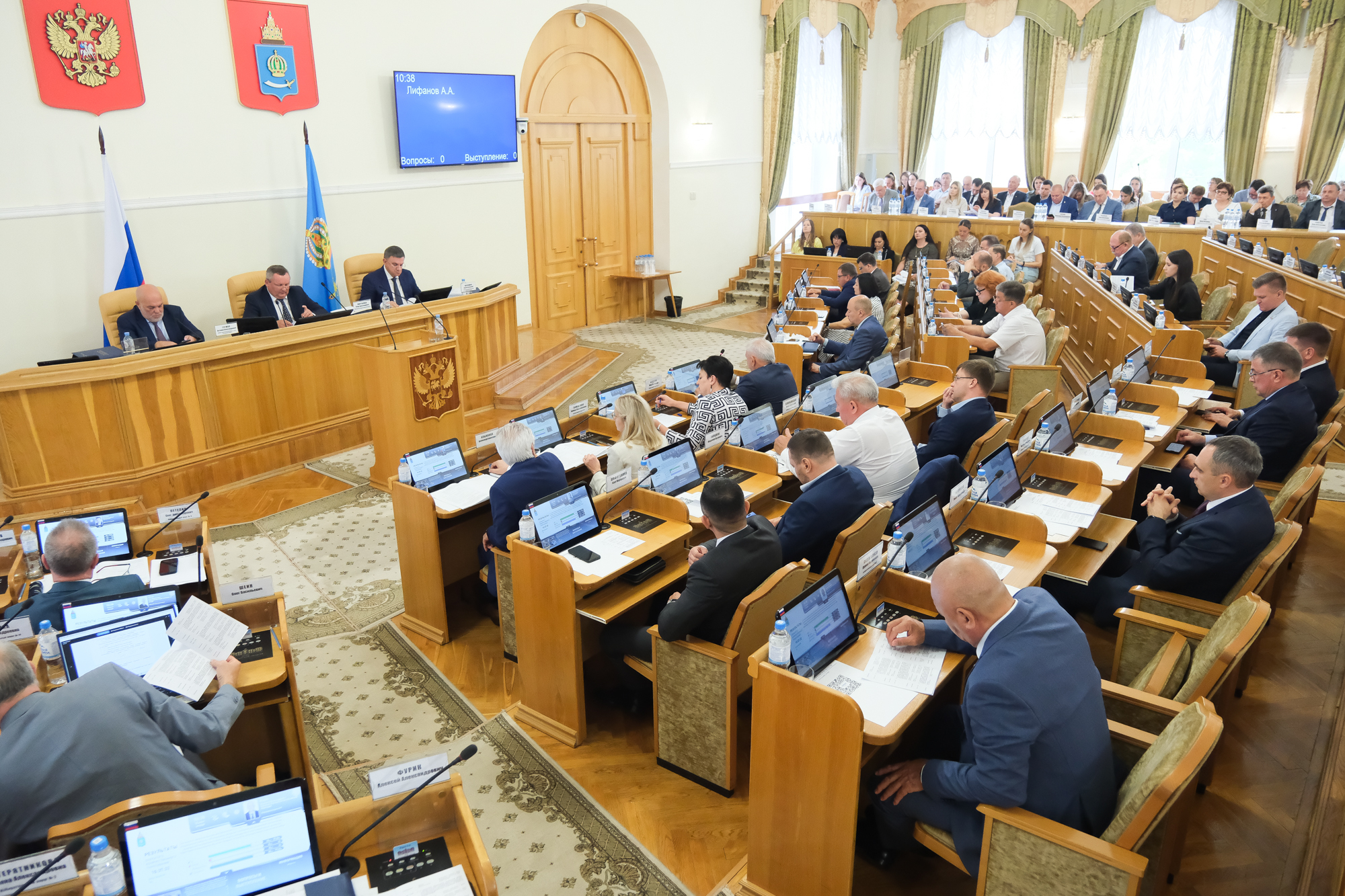 Дума Астраханской области в первом полугодии приняла 56 законов 