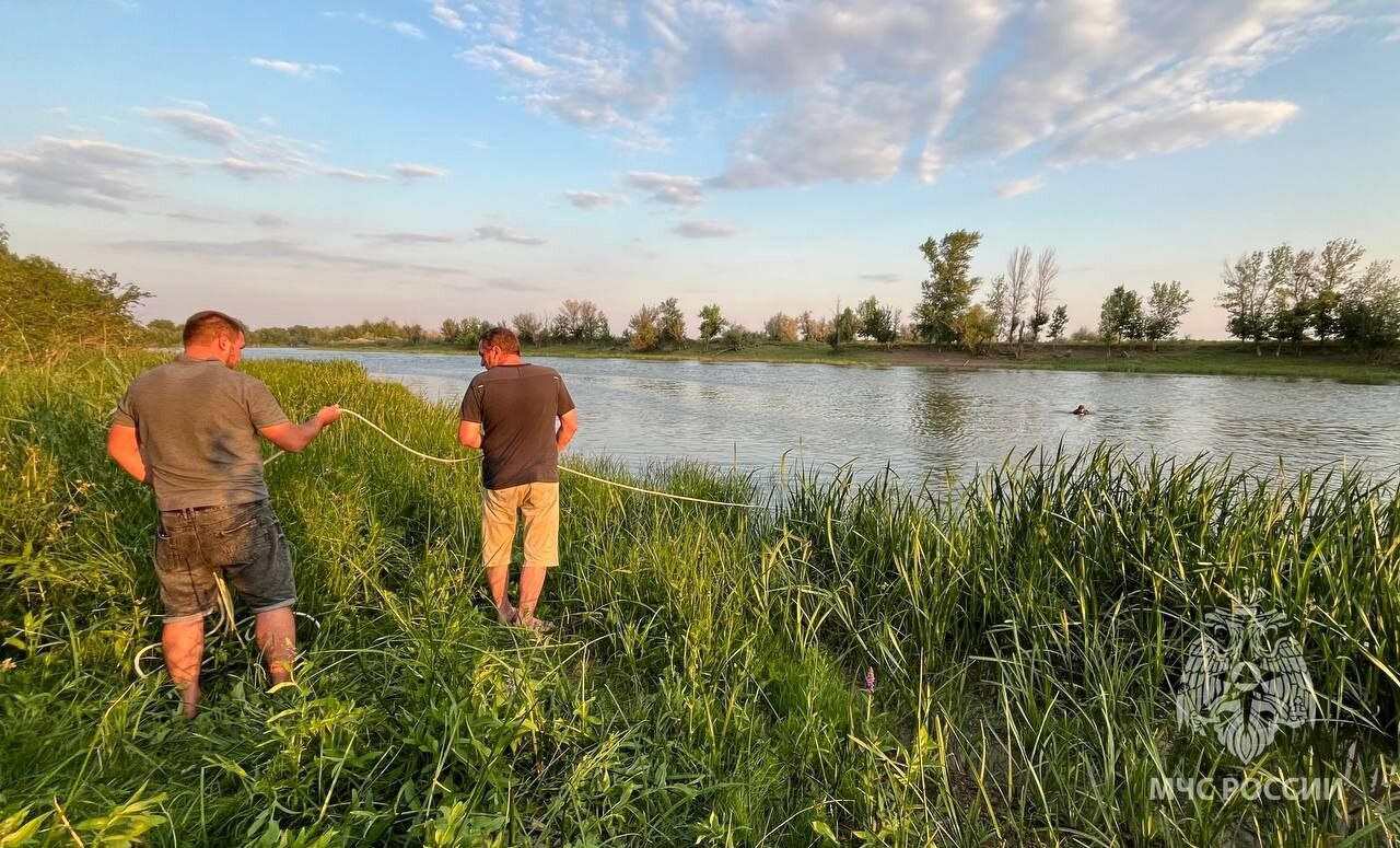 Астраханец утонул, спасая троих детей