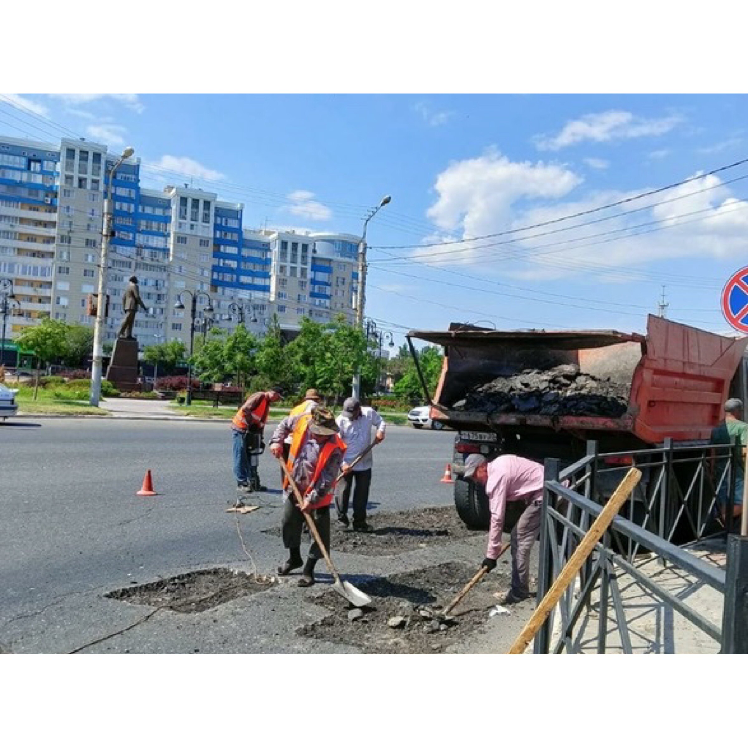 На улицах Боевой и Адмиралтейской в Астрахани проводят ямочный ремонт 