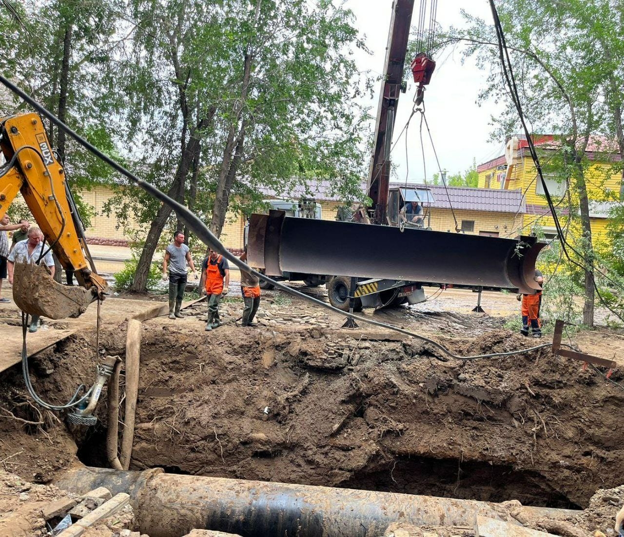 На улице Ботвина в Астрахани начали монтаж муфты на аварийной трубе 
