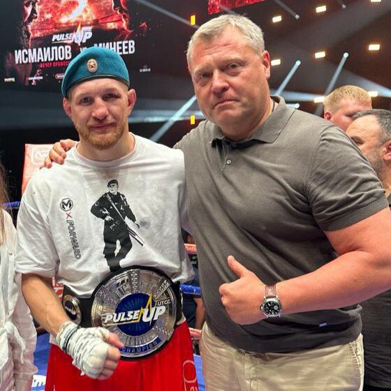 Игорь Бабушкин поздравил Владимира Минеева с победой в бою турнира по смешанным единоборствам 
